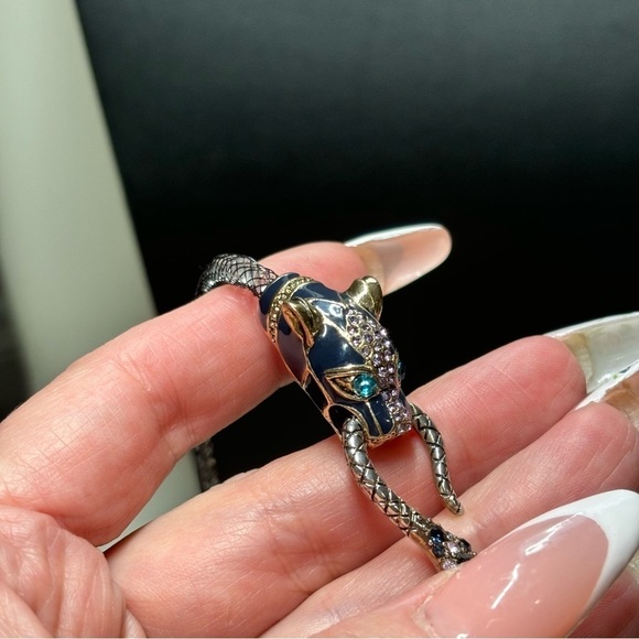 BETSEY JOHNSON SILVER CRYSTALS
FILLED MESH TEAL PANTHER HEAD
CHOKER NECKLACE 16" - Picture 7 of 10